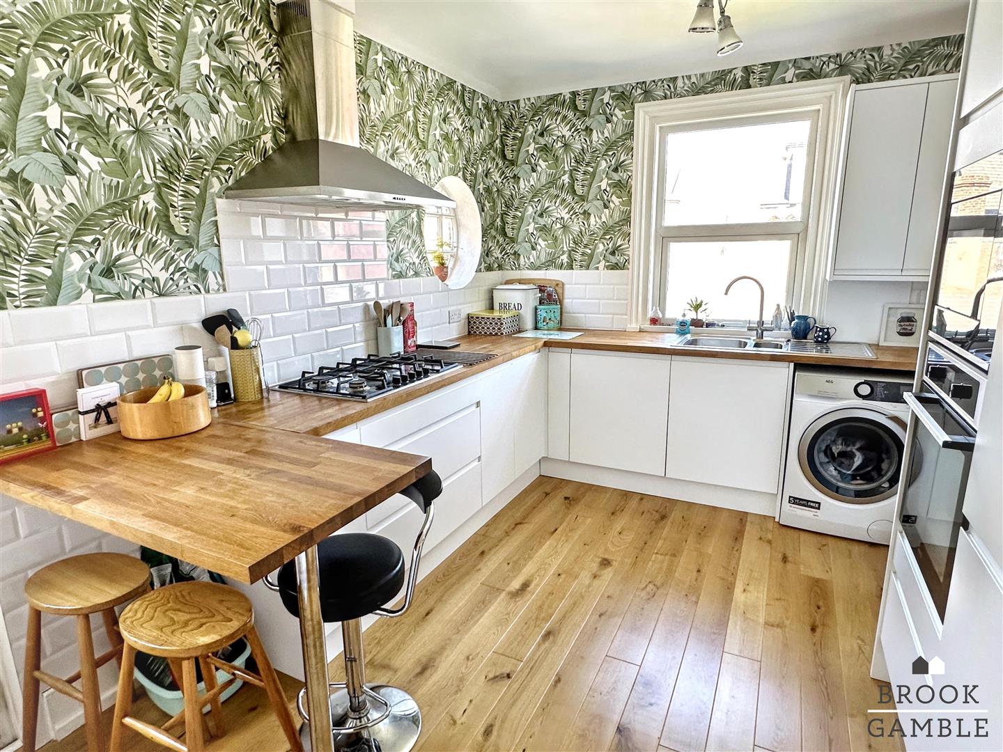 3 Bedroom Maisonette. Vicarage Road in Eastbourne,  6